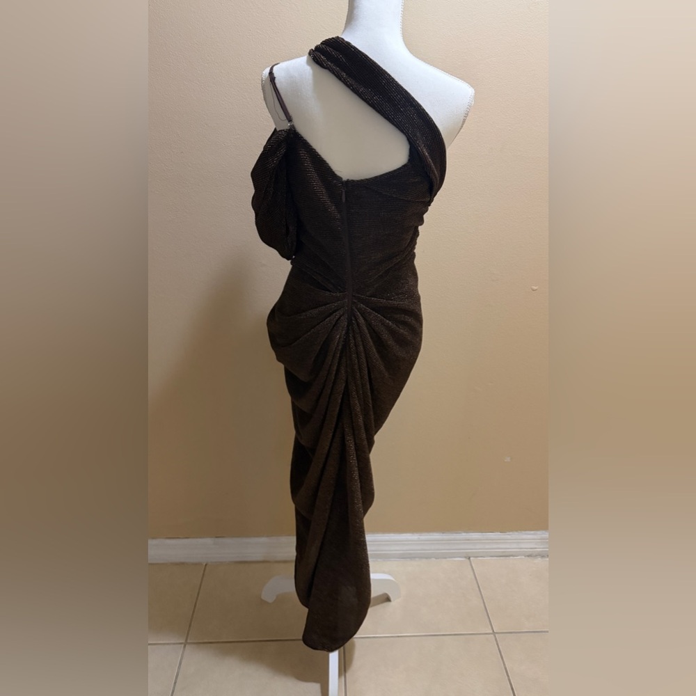 PRETTY LITTLE THING CHOCOLATE GLITTER PLISSE CUT OUT ONE SHOULDER DRAPED DRESS 8 - Picture 9 of 14